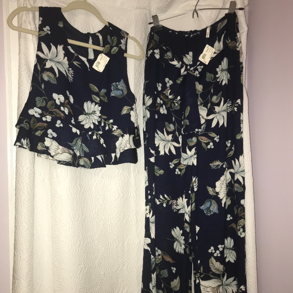 Top of SAGE 2 piece set -Navy floral crop top
